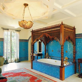Oriental tile in the bathroom