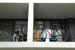 Imbakan ng bisikleta sa balkonahe