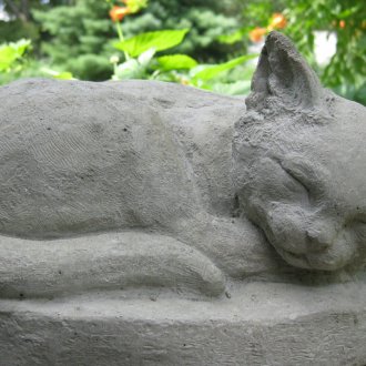 Escultura de gato para el jardín.