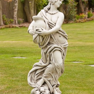 Escultura de yeso en el jardín