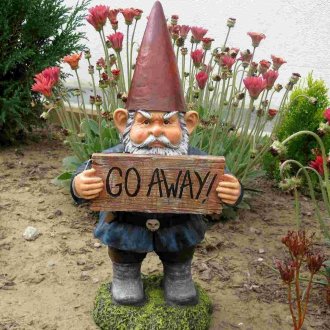Escultura en forma de gnomo malvado en un jardín privado.