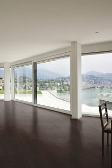 Özel konutun iç kısmında şömineli mutfak-oturma odası