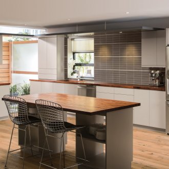 Handleless kitchen with wooden worktop