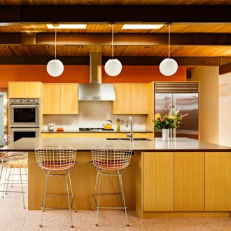 Kitchen without handles under a light wood