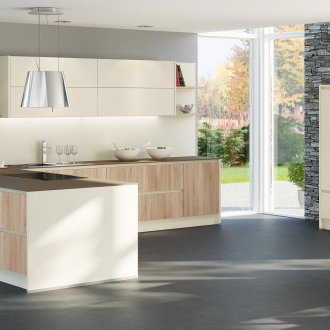 Kitchen with handleless drawers