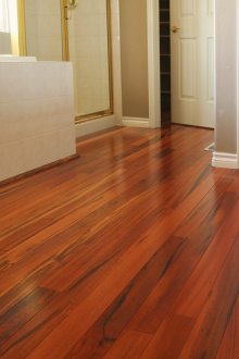 Stratifié cerisier à l'intérieur de l'appartement