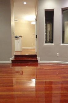 Plancher laqué avec panneau de cerisier