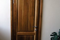 Klenuté dvere z masívneho dreva