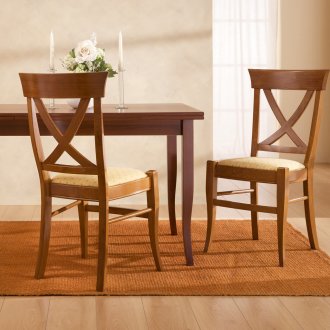 Chaises en bois massif dans le salon