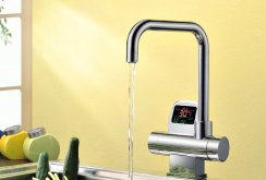 Thermostatic mixer with display