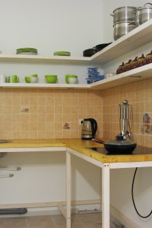 Mutfak için köşe ahşap raflar