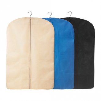 Rangement des vêtements dans le dressing
