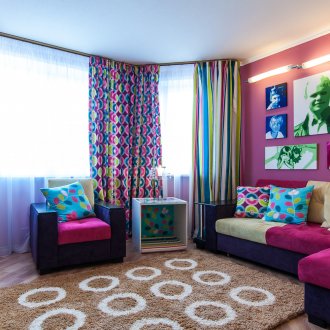 Pop sanat tarzı pembe kanepe