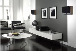 El papel tapiz negro en el diseño del apartamento enfatiza el gusto original del propietario.