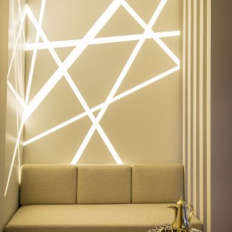 Neon lambalarla duvar aydınlatması