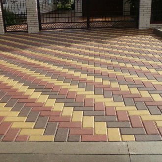 Kaldırım levhalarını geometrik desenli döşeme