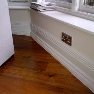 Battiscopa in legno figurato