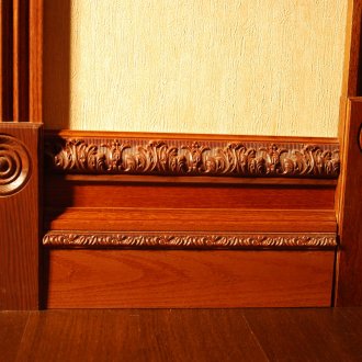 Battiscopa in legno intagliato