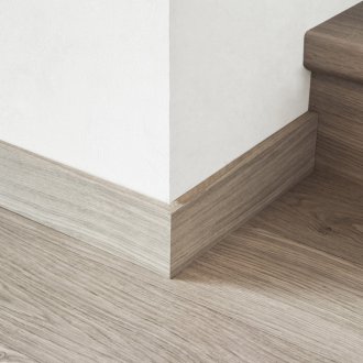 Battiscopa in legno grigio
