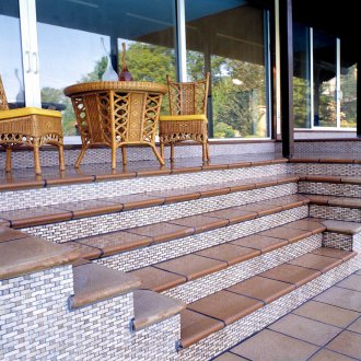 Paneles de fachada de piedra en la casa.