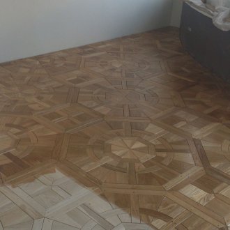 Renkli figürlü parke