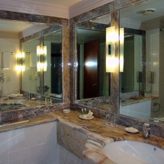 Banyo iç kısımlarında birbirinin karşısındaki aynalar