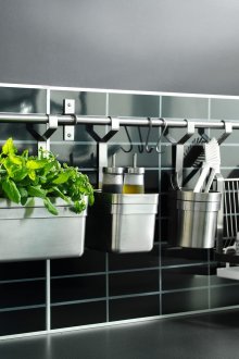 Tavan rayları modern bir mutfakta vazgeçilmez bir şeydir. Çok yönlülüğü etkileyici.Klasik olarak, üzerlerine kancalar koyarlar ve tencere, tavalar, kupalar, çatal bıçaklı kaplar asarlar. Bazılarında rulo kağıt havlular vb. Vardır. Manyetik raylarda, bıçakları saklamak ve kağıt tarifleri eklemek çok uygundur.