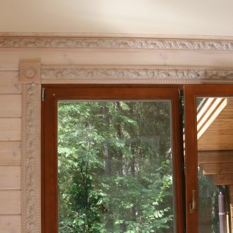 Garnitures de fenêtres sculptées à l'intérieur