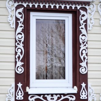 Plateaux sculptés sur la fenêtre
