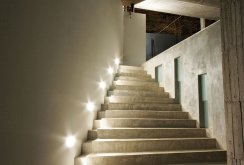 Osvetlenie betónových schodísk