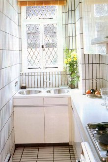 Mutfak penceresinin altında lavabo