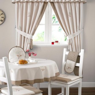 Decoração de janela de cozinha com cortinas em estilo café.