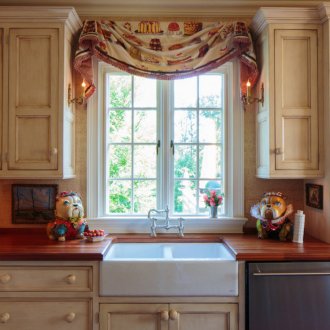 Decoração de uma janela de cozinha com estatuetas