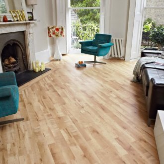 Pavimenti in laminato in diagonale all'interno del soggiorno