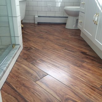 Laminato in diagonale sul pavimento del bagno
