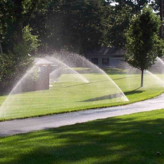Irrigazione nel giardino di una casa di campagna
