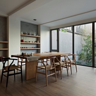 Minimalist bir iç mekanda bulaşıklar için raflar