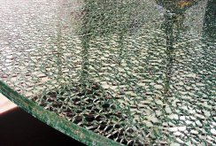 Rozbitý sklenený stôl v interiéri