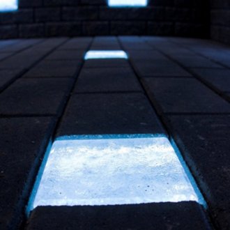 Ladrilho luminoso com luminóforo