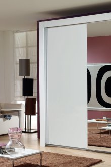 Aynalı dolap kapısı oturma odasını genişletmeye yardımcı olur