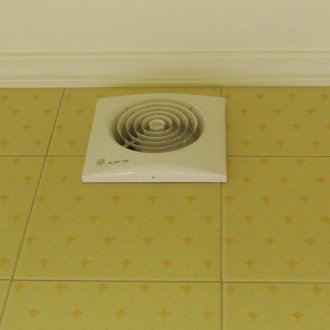 Hood in the bathroom with a non-return valve