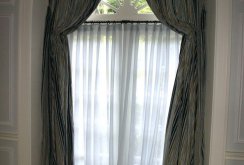 Αψιδωτό παράθυρο με κουρτίνα