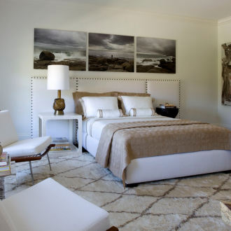 Foto en blanco y negro en el interior del dormitorio