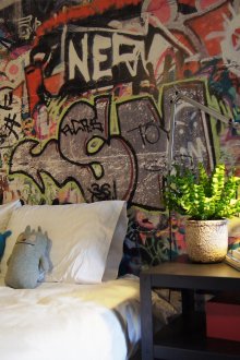 Genç çocuk odası iç grafiti ve masa lambaları