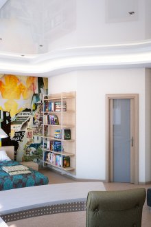 Bir tuğla duvar ile bir genç çocuk için Oda