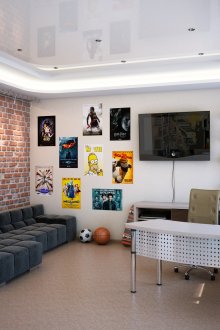 Genç çocuk için odada dinlenme alanı ve çalışma masası