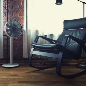 Floor fan with humidification function