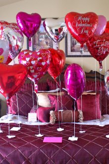 Romantik bir akşam için yatak odası dekorasyonu
