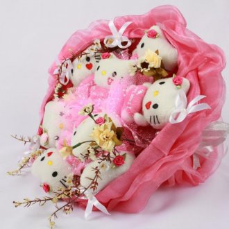 Hello Kitty oyuncaklarından buket