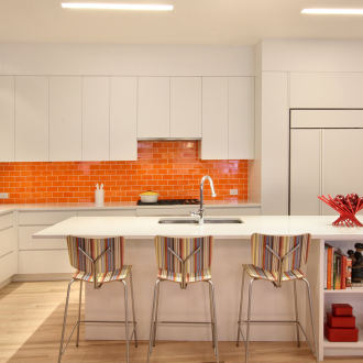 Tablier de carreaux orange dans la cuisine